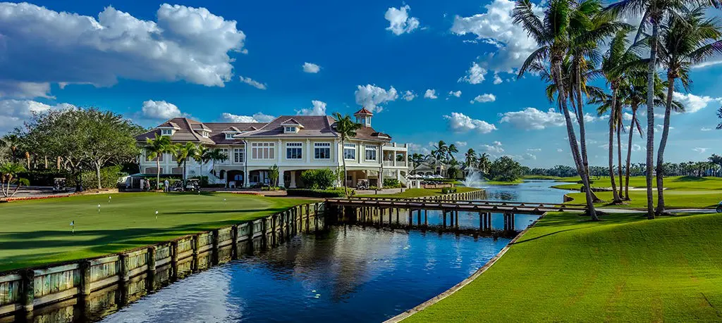 A large house sitting on the water 's edge.