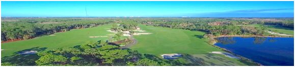 A bird 's eye view of a golf course.