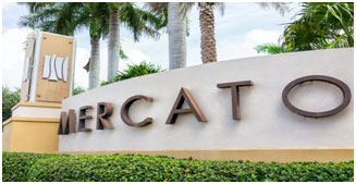 A sign that says mercato in front of some palm trees.